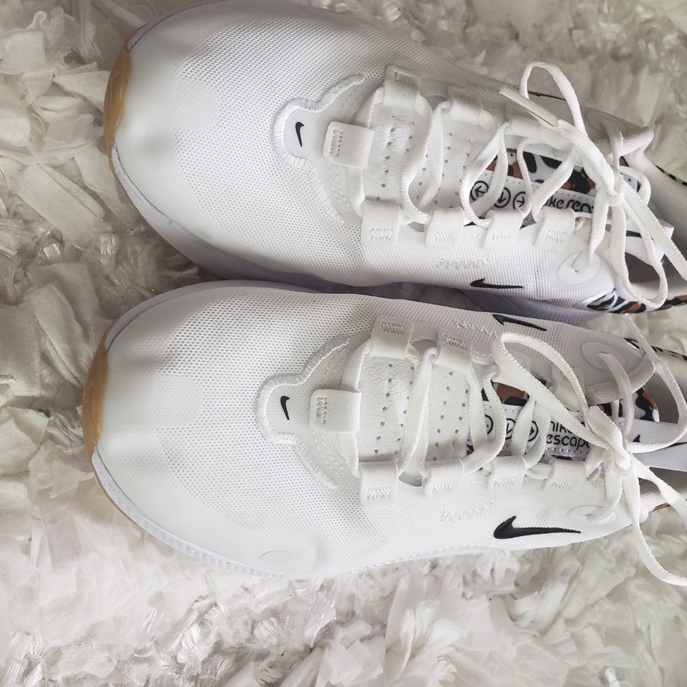 Rand new Nike Women's  Running Shoes - Picture 5 of 5